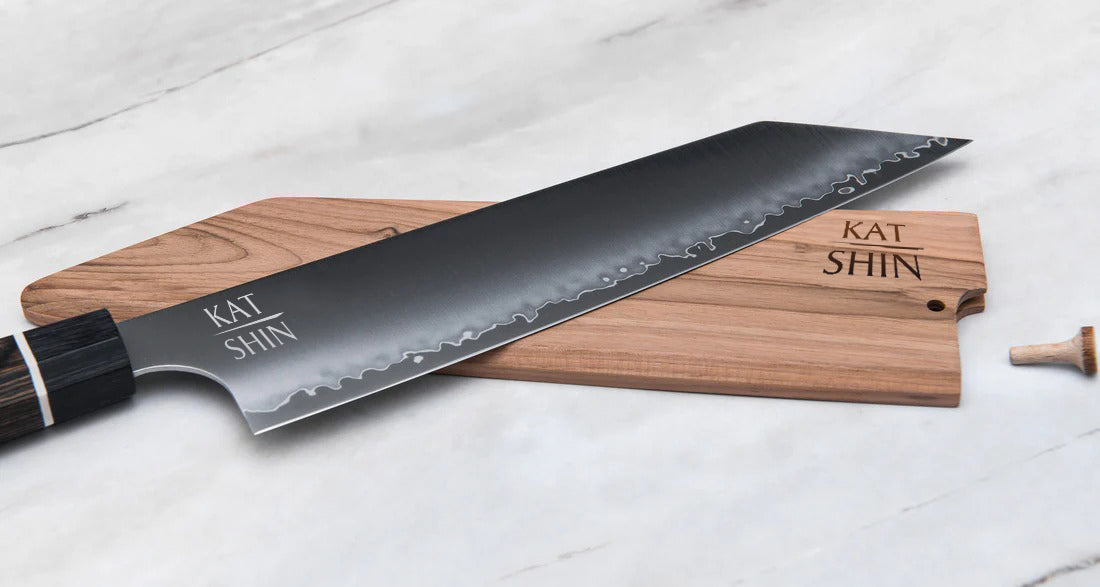 Cuchillo KatShin japonés sobre tabla de madera en pontevedra