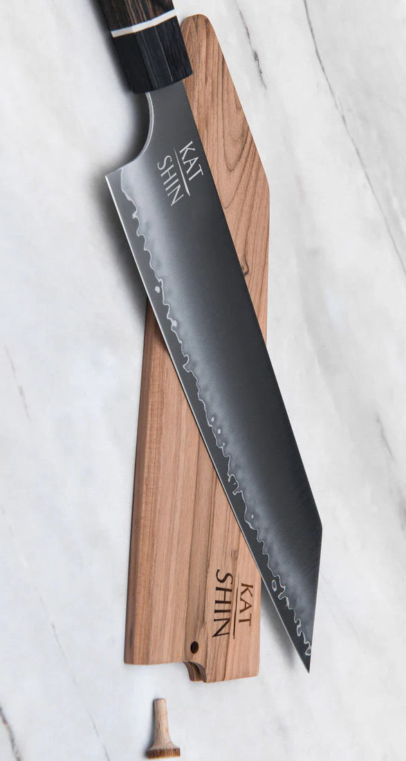 Cuchillo KatShin japonés sobre tabla de madera, orientación vertical