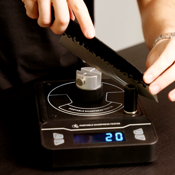 Medidor digital edge-on-up probando el filo de un cuchillo KatShin