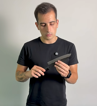 Rodrigo KatShin inspecciona el filo de un cuchillo japonés