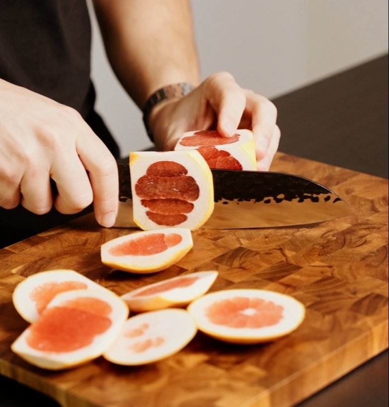 Cuchillo afilado cortando cítrico con gran limpieza de filo